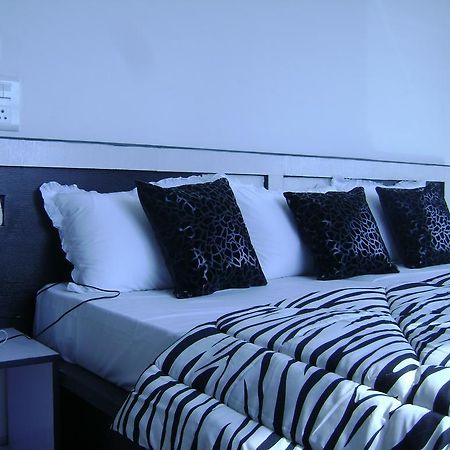 Aura Suites Gurgaon Exterior photo