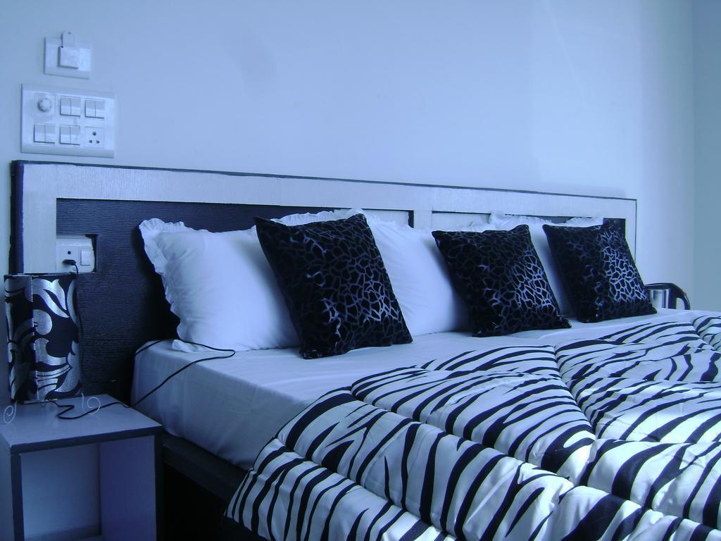 Aura Suites Gurgaon Exterior photo